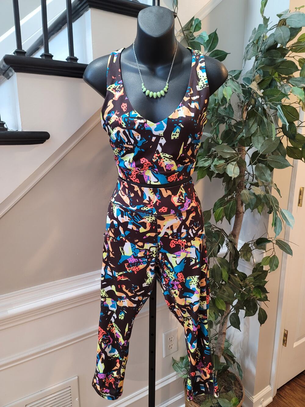 Tek Gear Workout Set Women’s Large Multicolor Abstract Cropped Leggings V-Neck